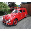 Peugeot 203 de pompier rouge 1955
