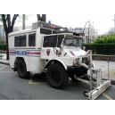 mercedes unimog 411 véhicule de la police anti manifestations